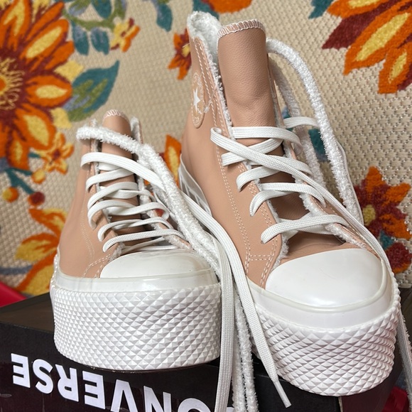Converse 573073C
CTAS LIFT 2X HI
VACHETTA BEIGE/VINTAGE WHITE
WMNS Platforms - Picture 9 of 16